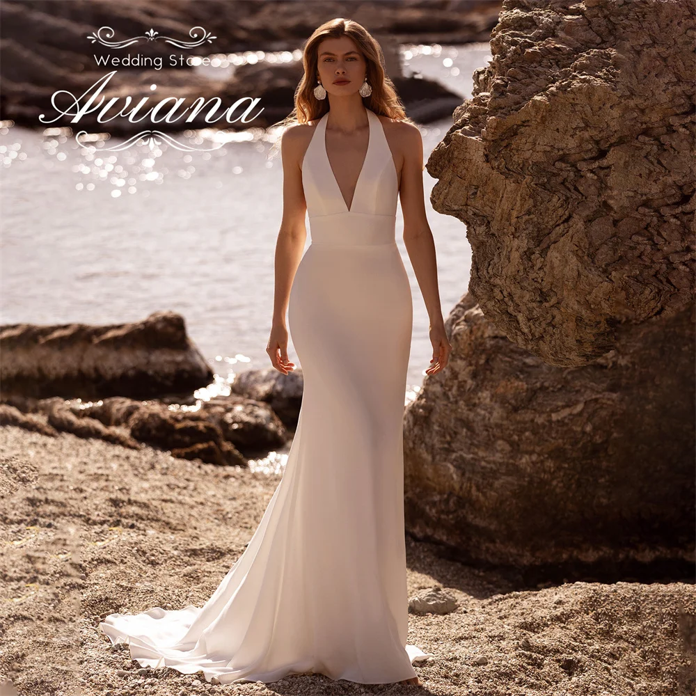 Aviana Maßgeschneidertes, ärmelloses Meerjungfrau-Hochzeitskleid mit V-Ausschnitt, Sweep-Zug, Blumenapplikationen, elegant, modern, bodenlang, 2025, schlicht