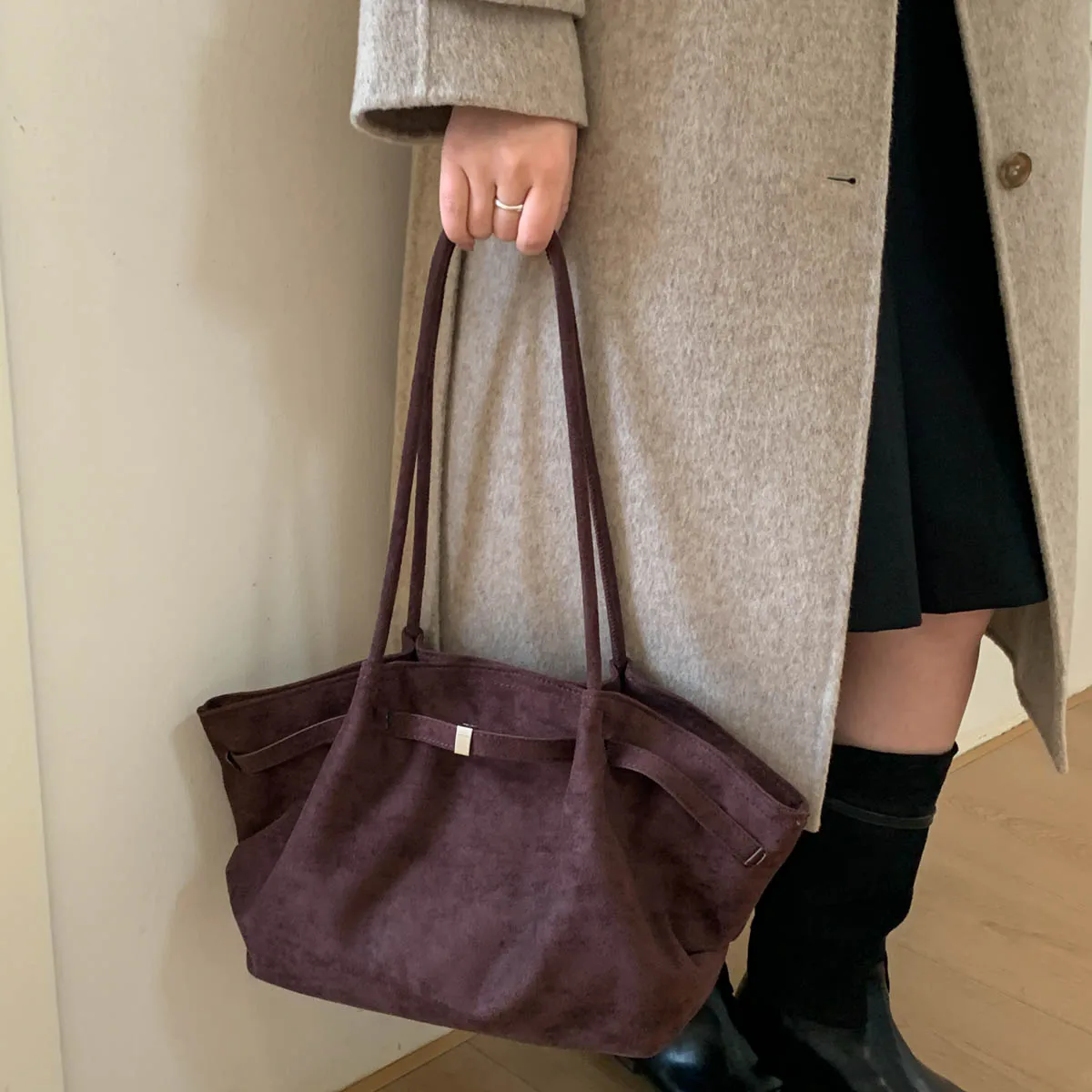 

2025 New Faux Suede Leather Underarm Shoulder Bag For Women Large Dumpling Handbag Design Commuter Crossbody Phone Tote Bags