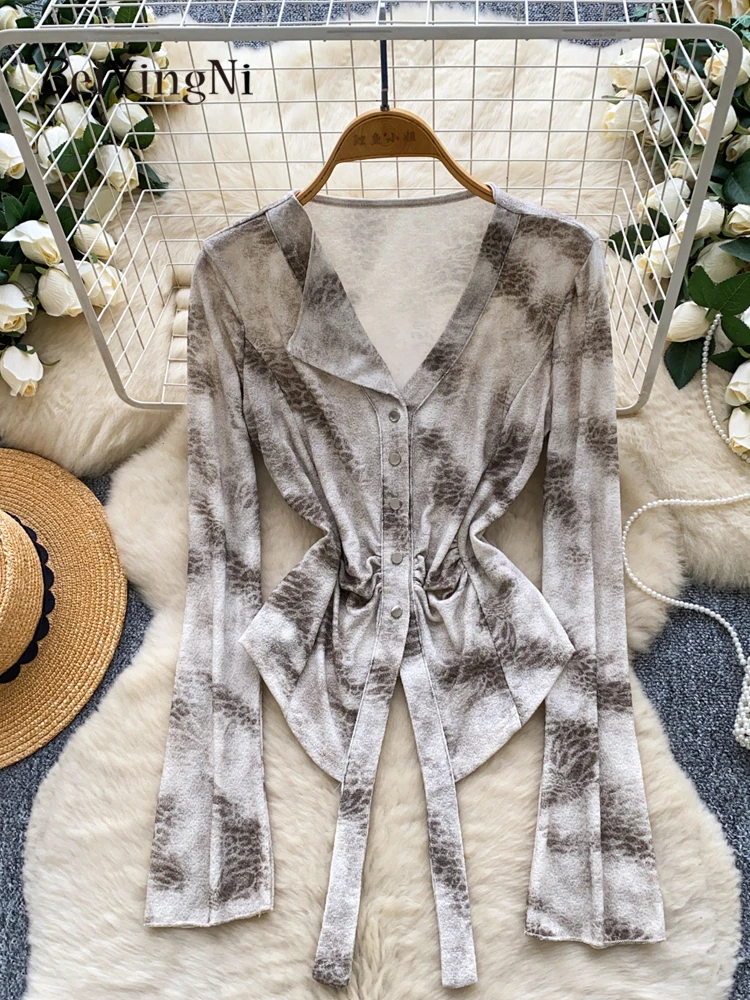 Beiyingni-camisas coreanas de otoño 2025, camisetas francesas Vintage de un solo pecho con cuello en V para mujer, camisetas ajustadas sexis Tie Dye Y2KTops