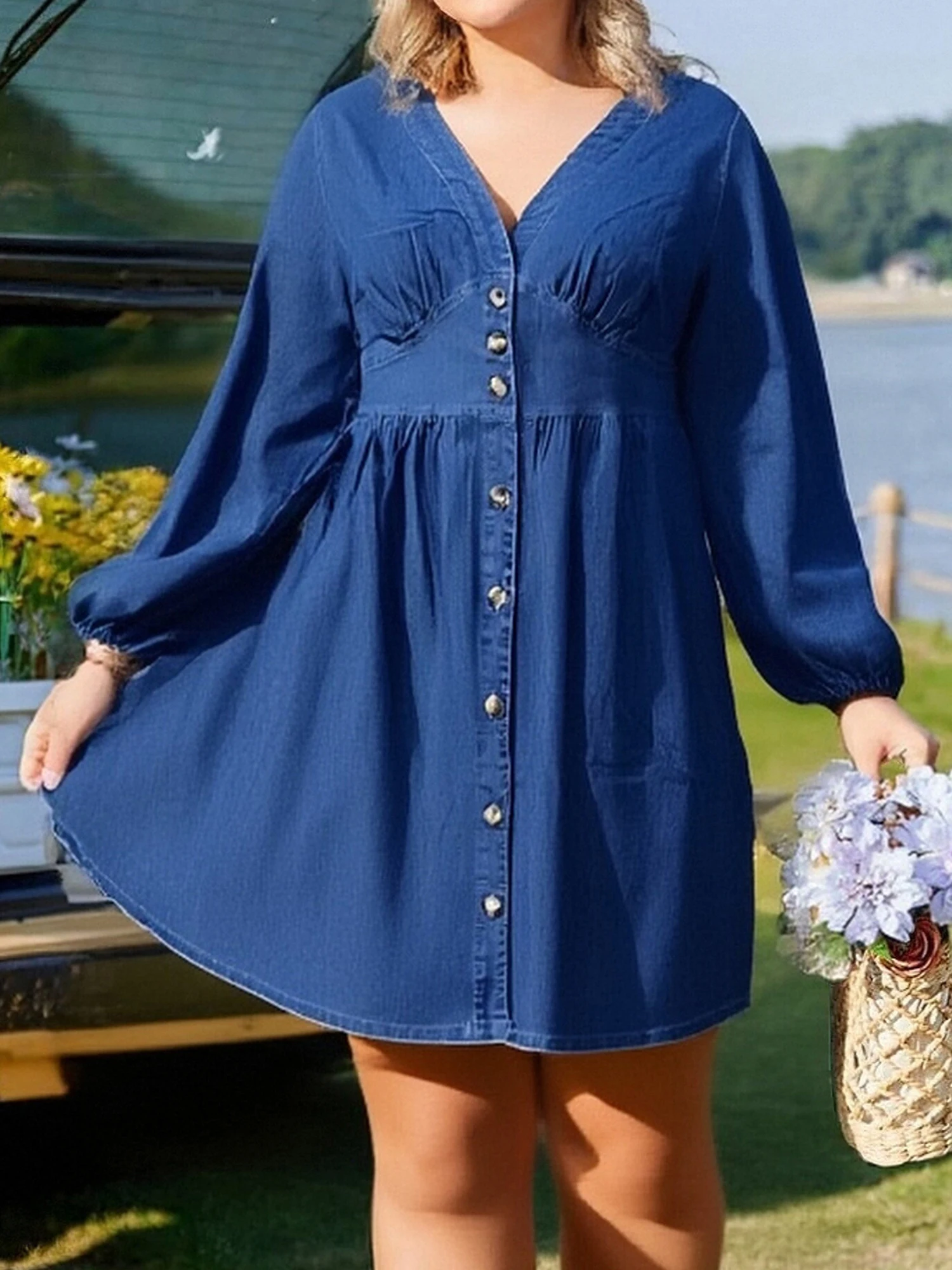 플러스 사이즈 여성 데님 셔츠 드레스, 랜턴 소매, 깊은 V넥, 솔리드 컬러, 풀 버튼 다운 디테일