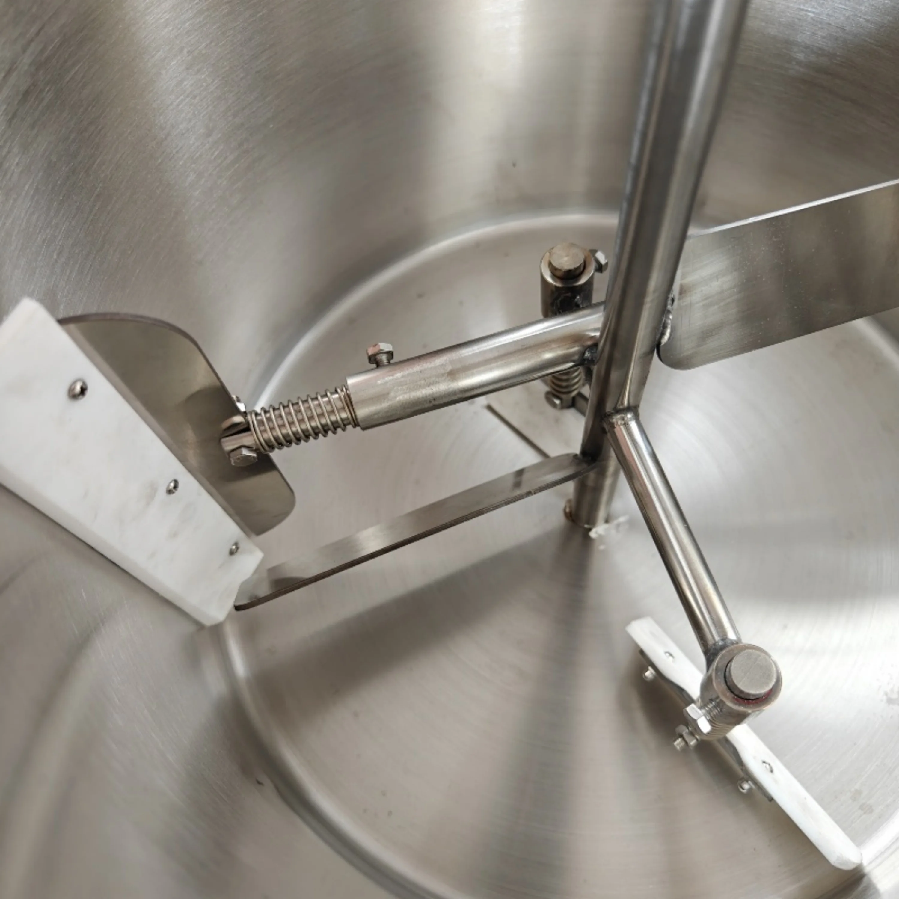 آلة القلي مقلاة برميل الألومنيوم التحريك التجاري الأوتوماتيكي آلة مسحوق زهرة الجراد قوانغشي معجون الفول معجون اللوتس عناب