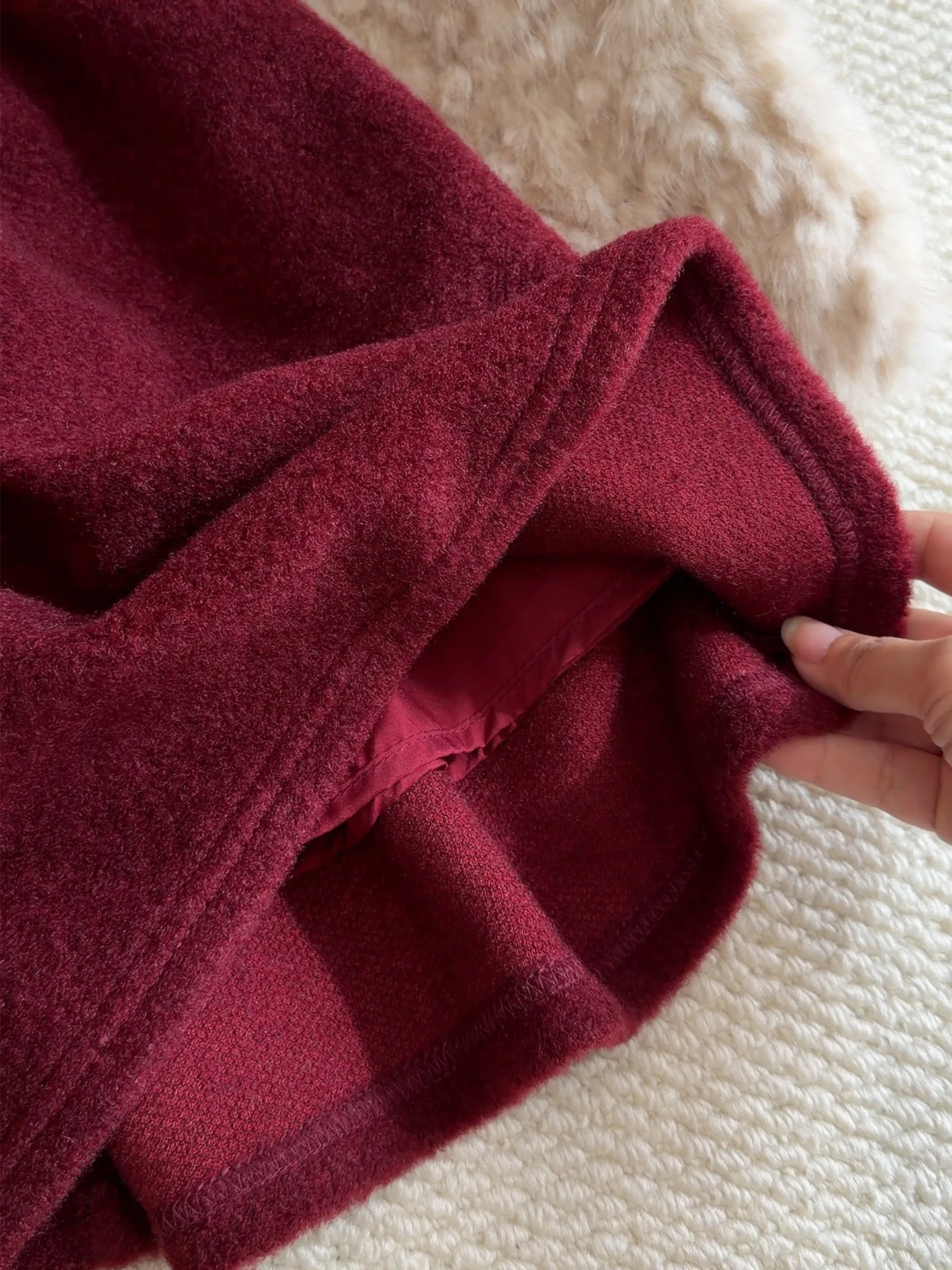 Célébration du nouvel an avec une jupe trapèze rouge en laine, nouveau style d'automne et d'hiver pour femmes, jupe courte amincissante et moelleuse