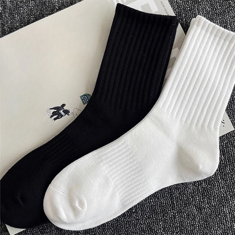 8/4 Paar modische, klassische Damen-Socken, die bis zur Mitte der Wade reichen, schwarze und weiße Sportsocken, geeignet für Damen und Herren, Damen-Socken in großen Größen: Größe 36–43, weich und atmungsaktiv für Frühling, Sommer und Herbst, schlichtes Design, für alle Jahreszeiten geeignet, vielseitig einsetzbar, ideal für den täglichen Gebrauch und zum Laufen. – Detail 4