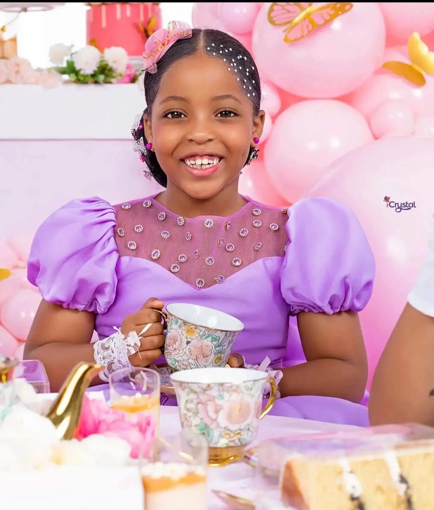 فساتين فتاة الزهور الأرجوانية لحفلات الزفاف مع فيونكة بطول الركبة، فستان عيد ميلاد للفتيات لالتقاط الصور، فستان التواصل الأول حسب الطلب