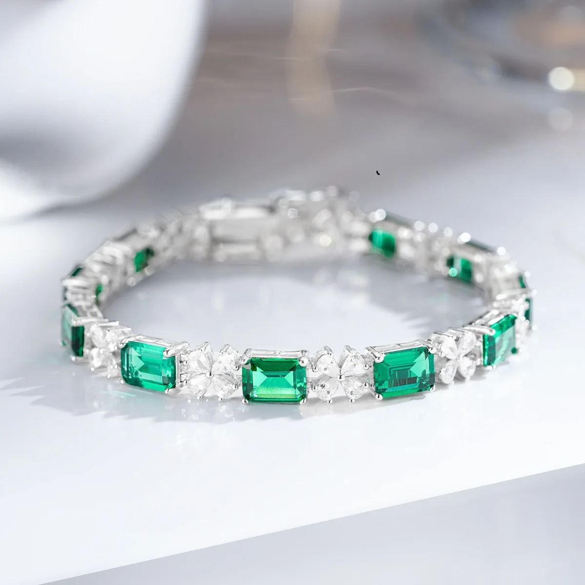 

Luxury 18K white gold solid platinum Emerald Bracelet Single 1 karat Emerald Cut Diamond Bracelet