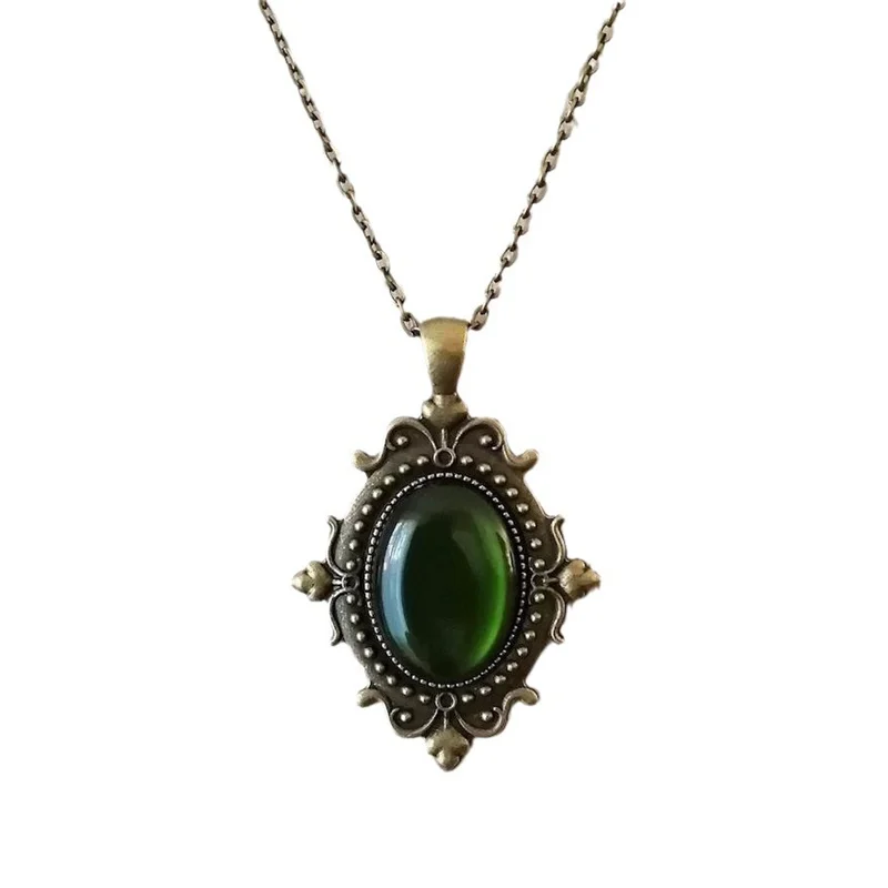 Vintage Green Quartz Crystal Necklace Imitate The Old Metal Necklace For Women Vampire Embossed Witch Jewelry Accessories