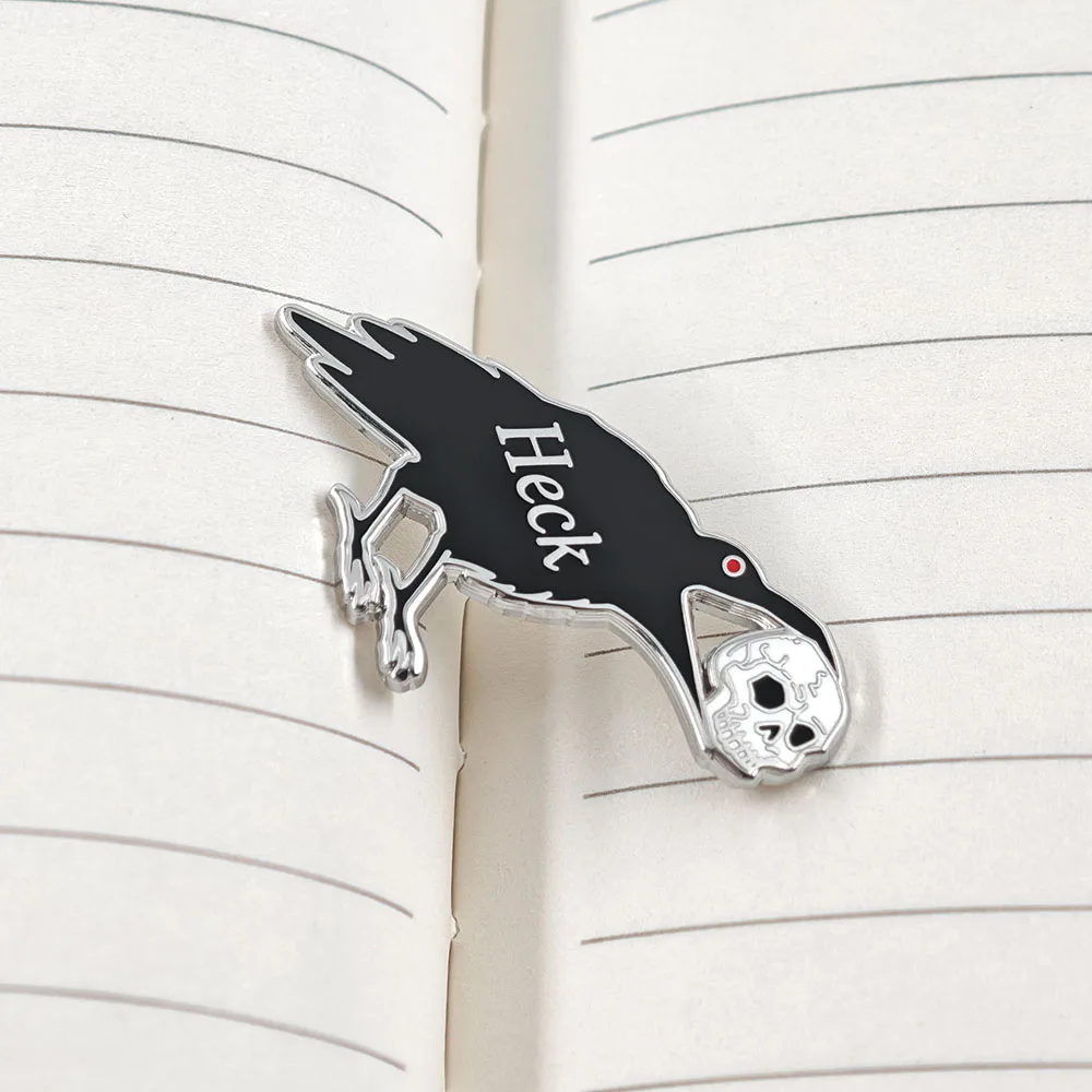 Lustige Goth-Hühner-Emaille-Pin, Höllischer Rabe mit Totenkopf, Gothic Schwarze Krähchen-Brosche, Anstecknadel für Rucksack, Dark-Humor-Schmuckgeschenk – Detail 7