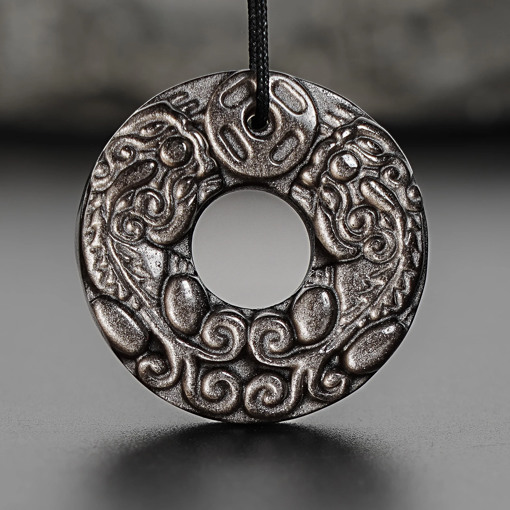 

Natural Silver Sheen Obsidian Peace Coin Pendant Hand Carved 32x32x9mm Smooth Polished Stone for Necklace Diy Jewelry Findings