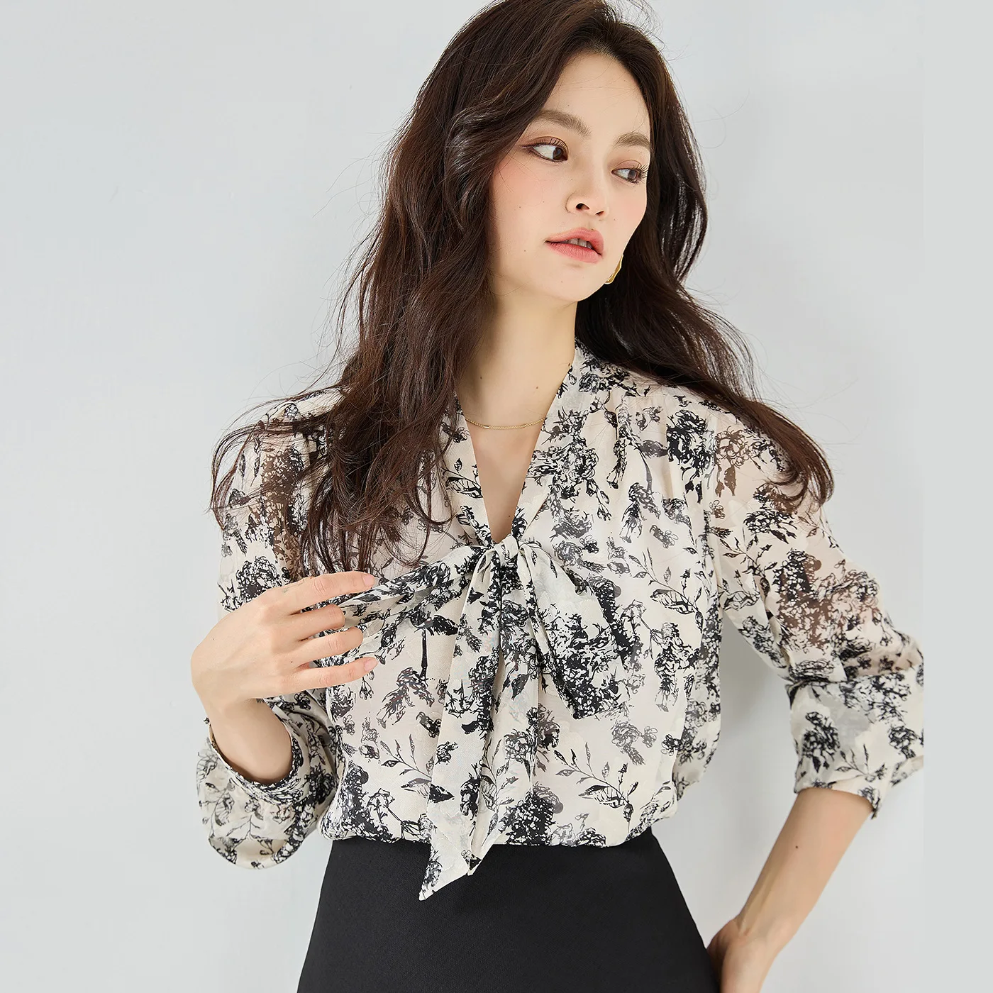 Elegant and Stylish Chiffon Long Sleeve V-Neck Shirt for Women, Watercolor Print Butterfly Ribbon Tie for Office Lady