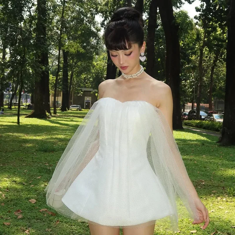 유럽과 미국 여성의 끈이 없고 섹시하고 패셔너블한 몸매를 감싸는 메쉬 튤 드레스, 여성용 등이 없는 드레스