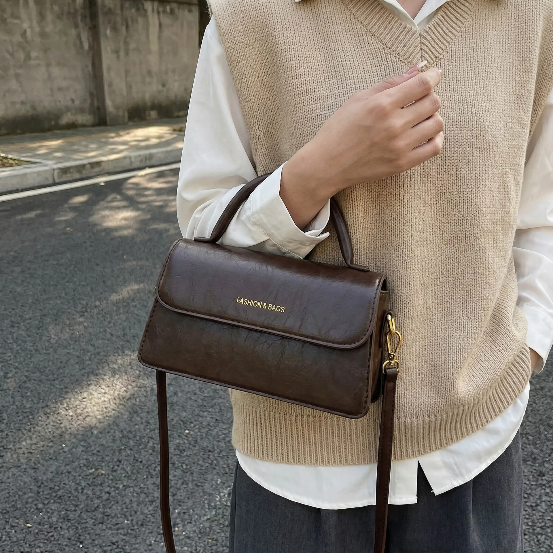 

High End Vintage Women Crossbody Bag Classic PU Leather Texture Single Shoulder Bags Female Fashionable Letter Small Square Bag