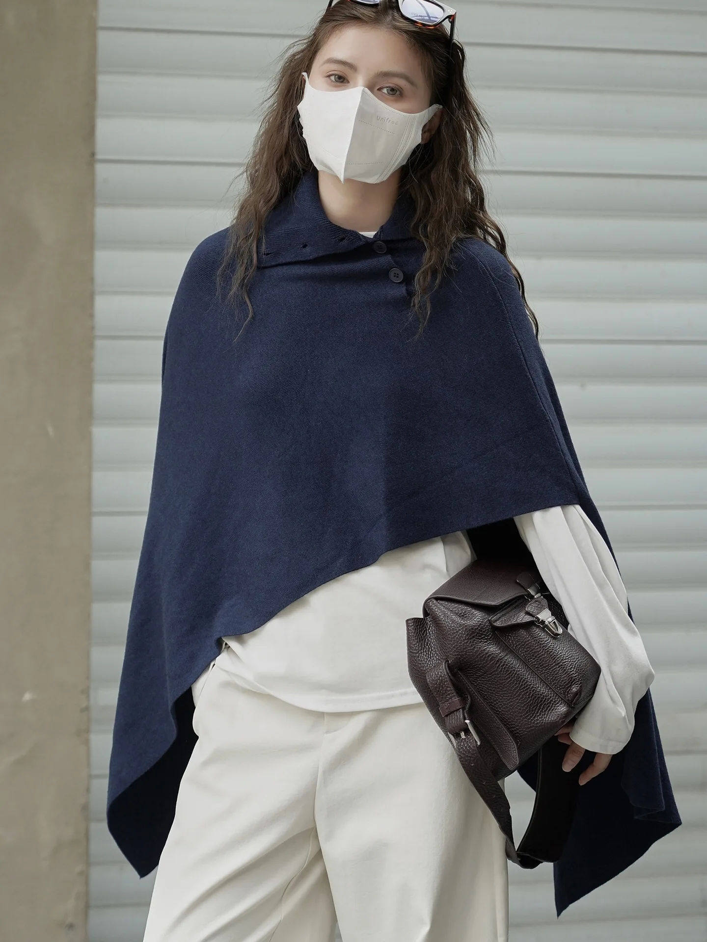 

Fashionable and lazy, irregular hem, slanted placket sweater, soft and sticky silhouette top for women