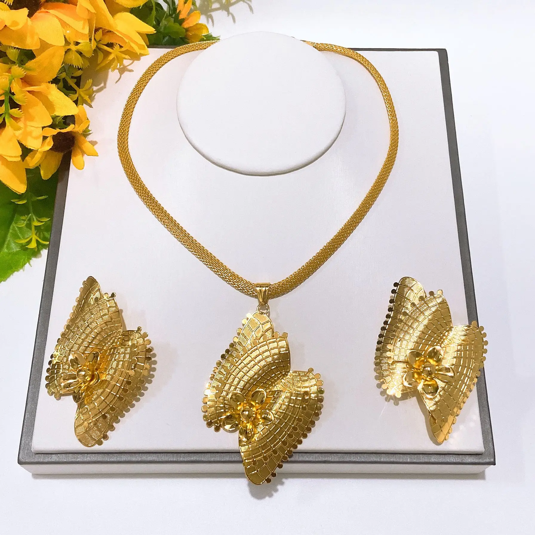 

Yulaili позолоченный комплект ювелирных изделий с цветком, изысканный текстурированный геометрический кулон, ожерелье, серьги для женщин, аксессуары для вечеринок