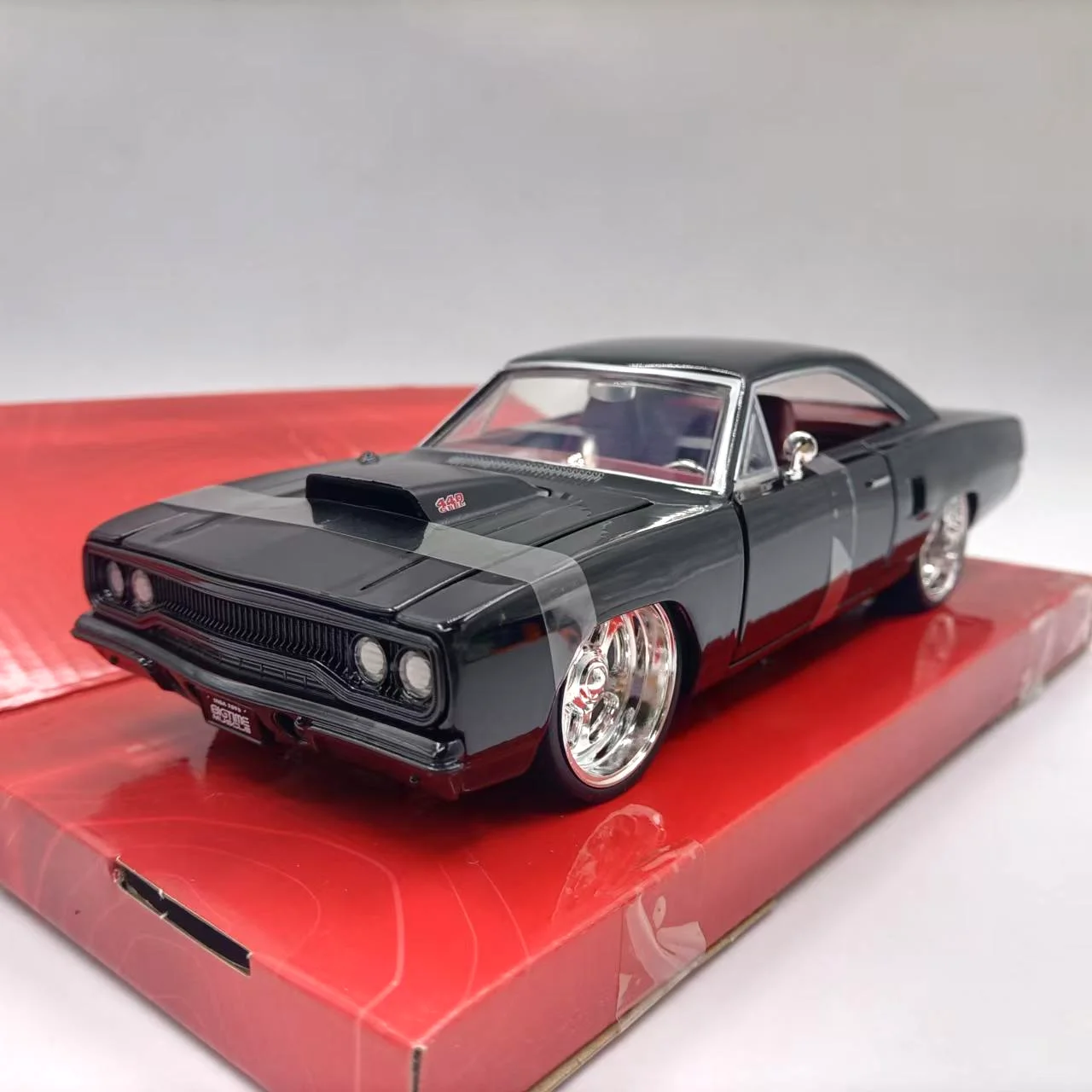 

Diecast 1:24 Scale Jada Plymouth ROAD RUNNER Alloy Car Model Collectible Toy Gift Souvenir Display Ornament