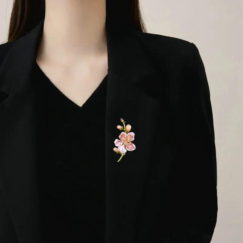 

Elegant retro dress cheongsam chest, freshwater pearl multi-purpose anti-glare magnolia flower high-end brooch 101