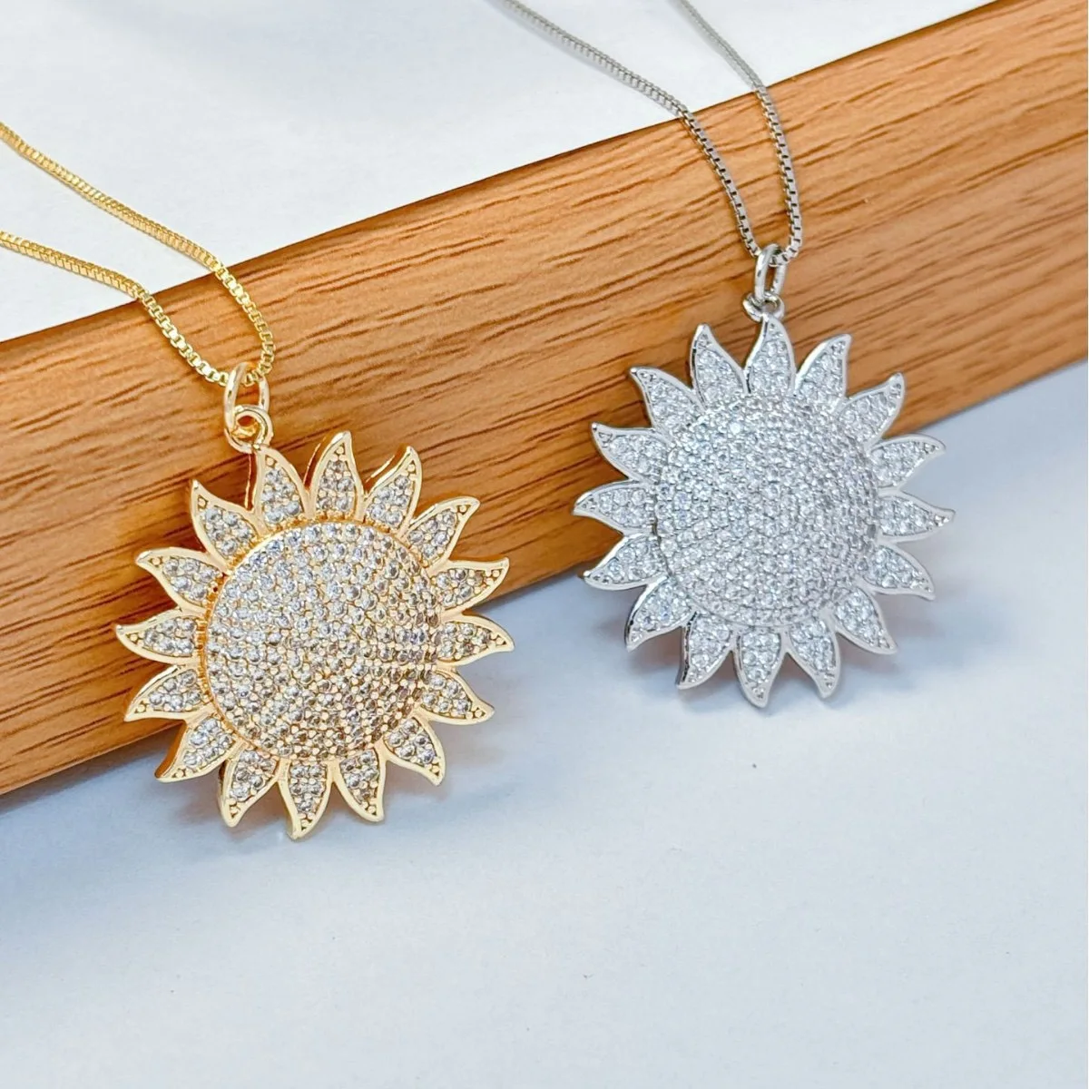 

Hot 2Pcs/28*31mm New Trendy Sun Shape Charm Pendant Necklace For Women Girl Birthday Party Copper Neck Jewelry Accessories Gifts