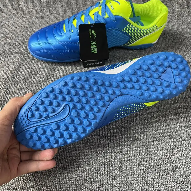 2025 new hot sale professional soccer shoes men's and women's sports training shoes professional training soccer shoes very good