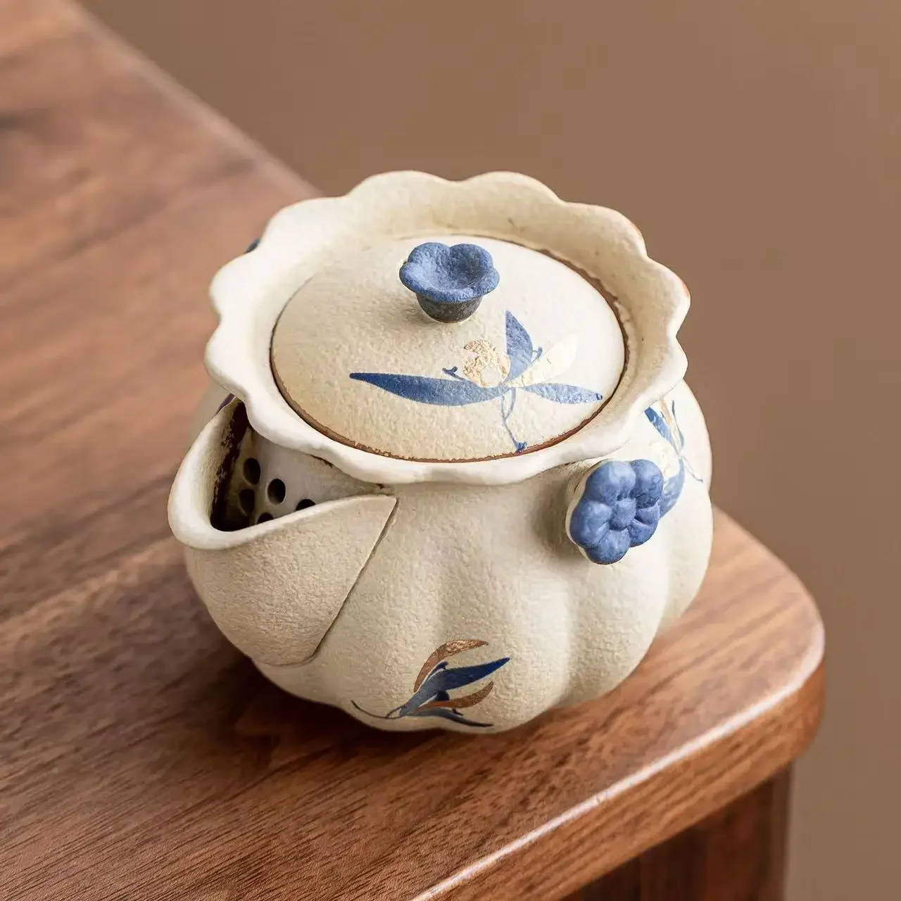 150ML Blue and White Flint Red Flower Mouth Hand Grab Pot Gold Painted Butterfly Orchid TeaPot Anti-scalding Hand Kung Fu TeaSet