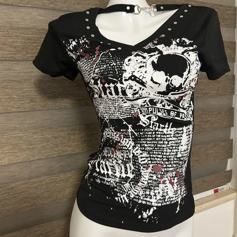 خمر الشرير Y2k الجرافيك تي شيرت الفتيات الخامس الرقبة تي شيرت مطبوع المرأة عارية الذراعين زر معدني قصيرة الأكمام بلايز القوطي الملابس الجمالية