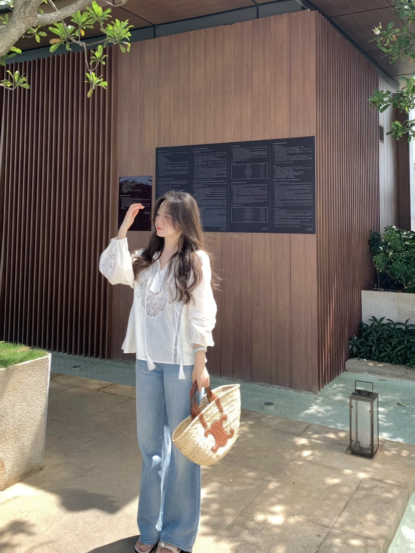 

Летняя женская блузка-рубашка из льна с длинным рукавом, вышивкой и кружевной отделкой, свободного кроя, средней длины, на пуговицах, с защитой от солнца