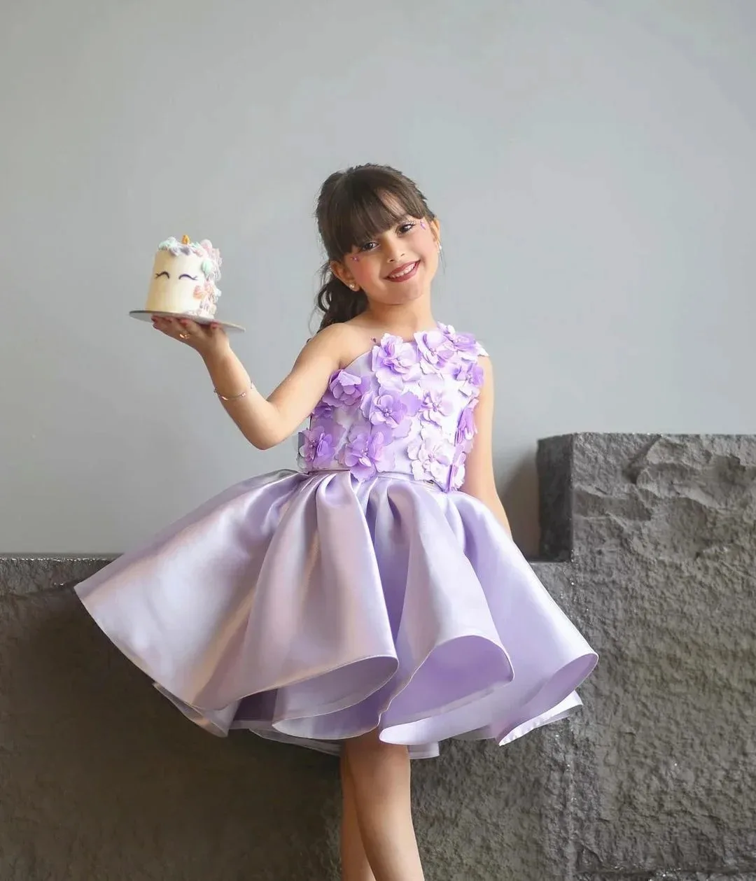 Abito da ragazza di fiore con applique 3D monospalla viola chiaro personalizzato per abiti da ballo per prima comunione per feste di compleanno per bambini