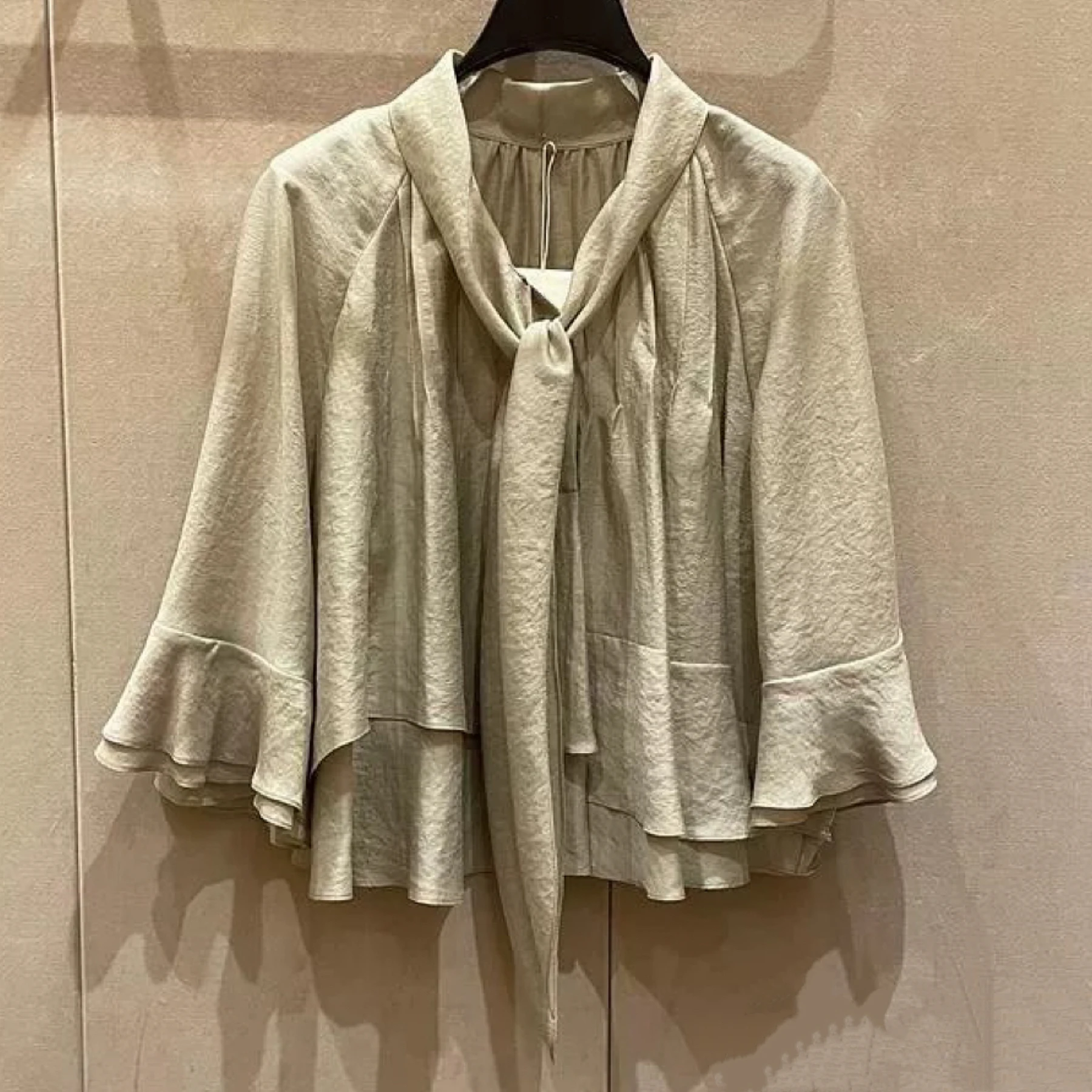 بلوزة تنحيف ذات ثنيات V-Ne Commuter Faion كورية حلوة واحدة irt مع Sa لربيع وصيف 2025 فضفاضة طويلة Sve لون نقي