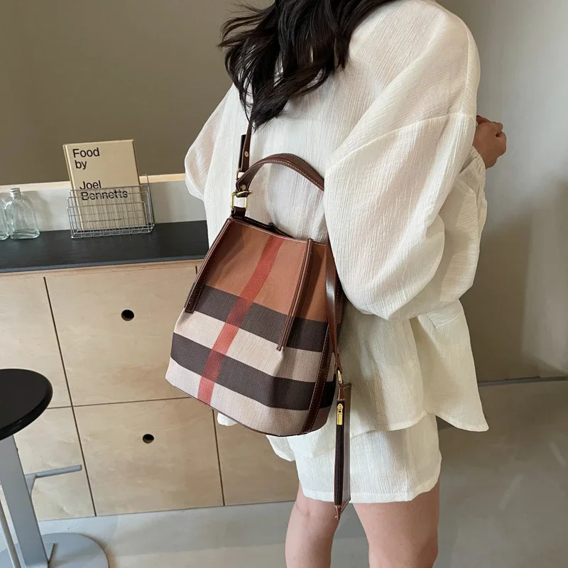 

Fashionable Trendy Design Crossbody Bag For Women Minimalist Unique Vintage With Solid Color Logo