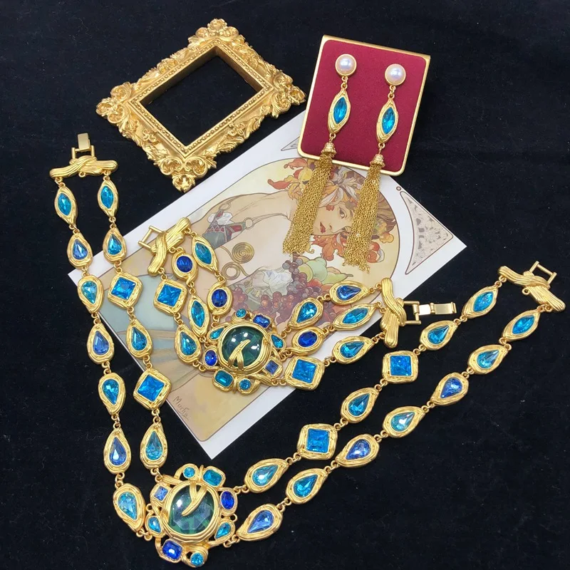 

Mysterious Blue Cut Gem Necklace in the Middle Ages of the West