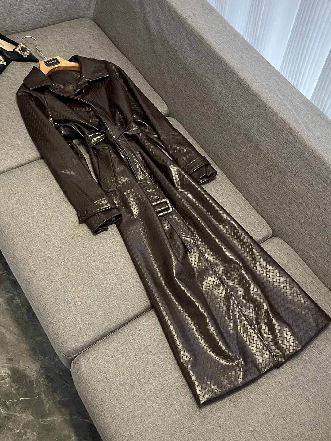 

Персонализированное длинное кожаное джето 2025, новое женское пальто с поясом на талии, однотонное, высококачественное, X70