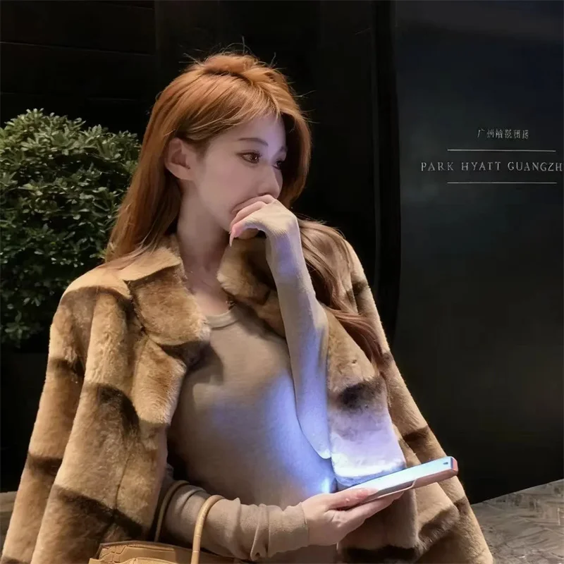 

2026 имитация кроличьего меха выдры, двухцветная градиентная куртка ручной работы, высококачественная женская куртка с коротким меховым воротником-стойкой