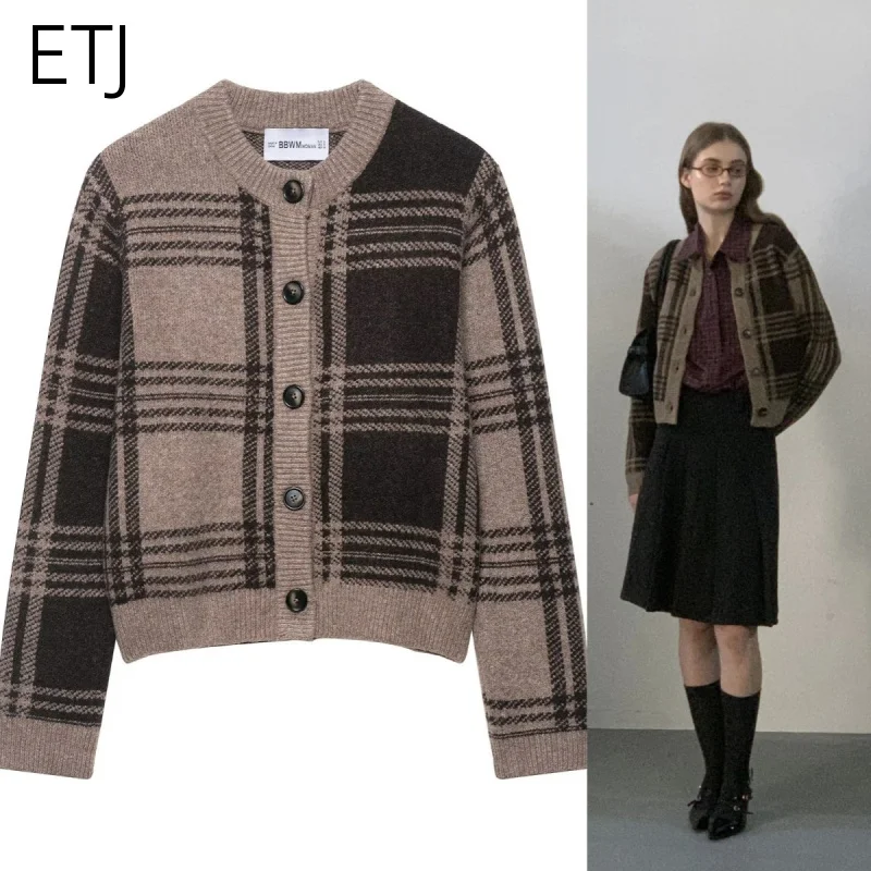 ETJ 2025 automne/hiver nouveau femmes Maillard marron à carreaux pull tricoté cardigan col rond court vintage manteau tricoté