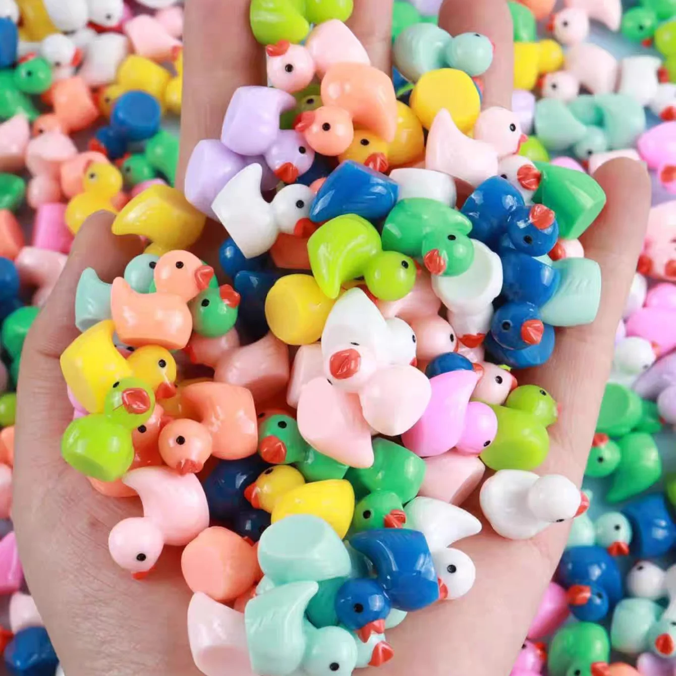 

50 шт. миниатюрных уточек, прозрачные/однотонные фигурки разных цветов, красочные утиные фигурки для декора, настольные украшения.