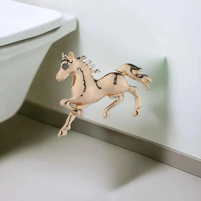 خمر بلون سبيكة الراكض الحرب الحصان زودياك المهر بروش دبابيس النساء الرجال ملابس عصرية اكسسوارات دعوى التلبيب الصدار