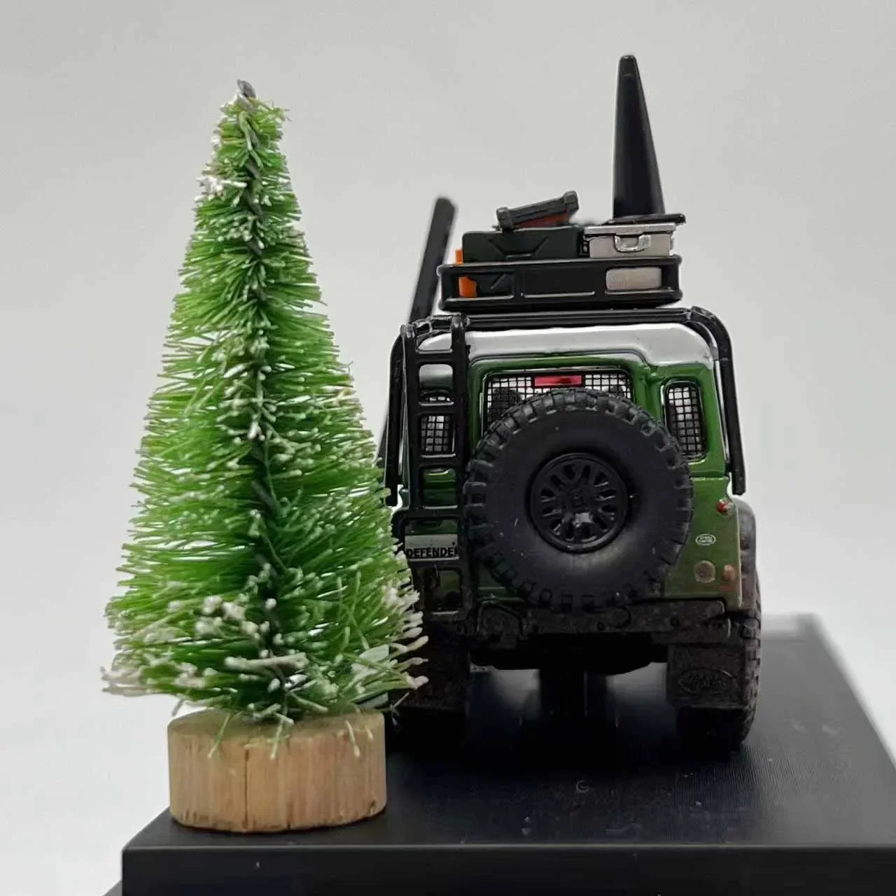 Diecast 1:64 Defender 110 Car Christmas Car Model with Christmas Tree Die-Cast & Toys Adult Fans Collectible Souvenir Gifts