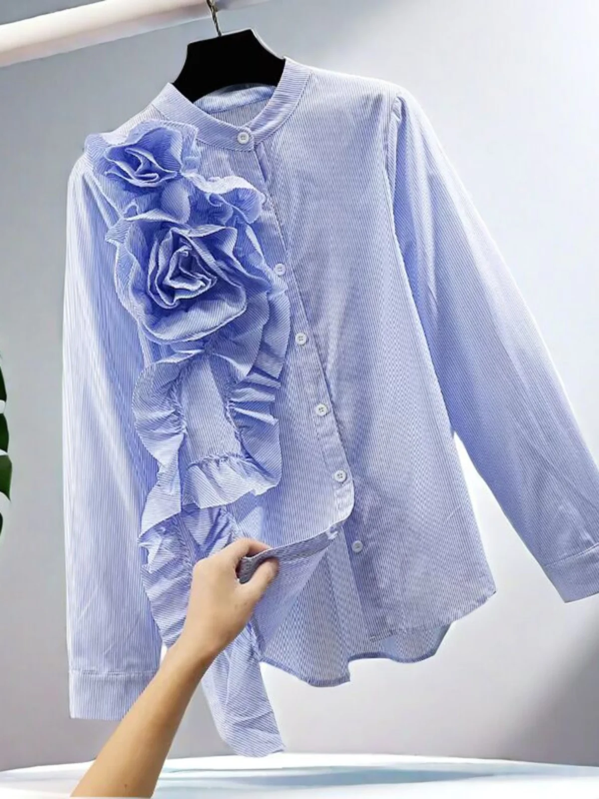 

Весна 2026: Женская рубашка с асимметричным кроем, 3D-цветочным пэчворком, длинными рукавами, оригинальным дизайном и пуговицами, свободный крой