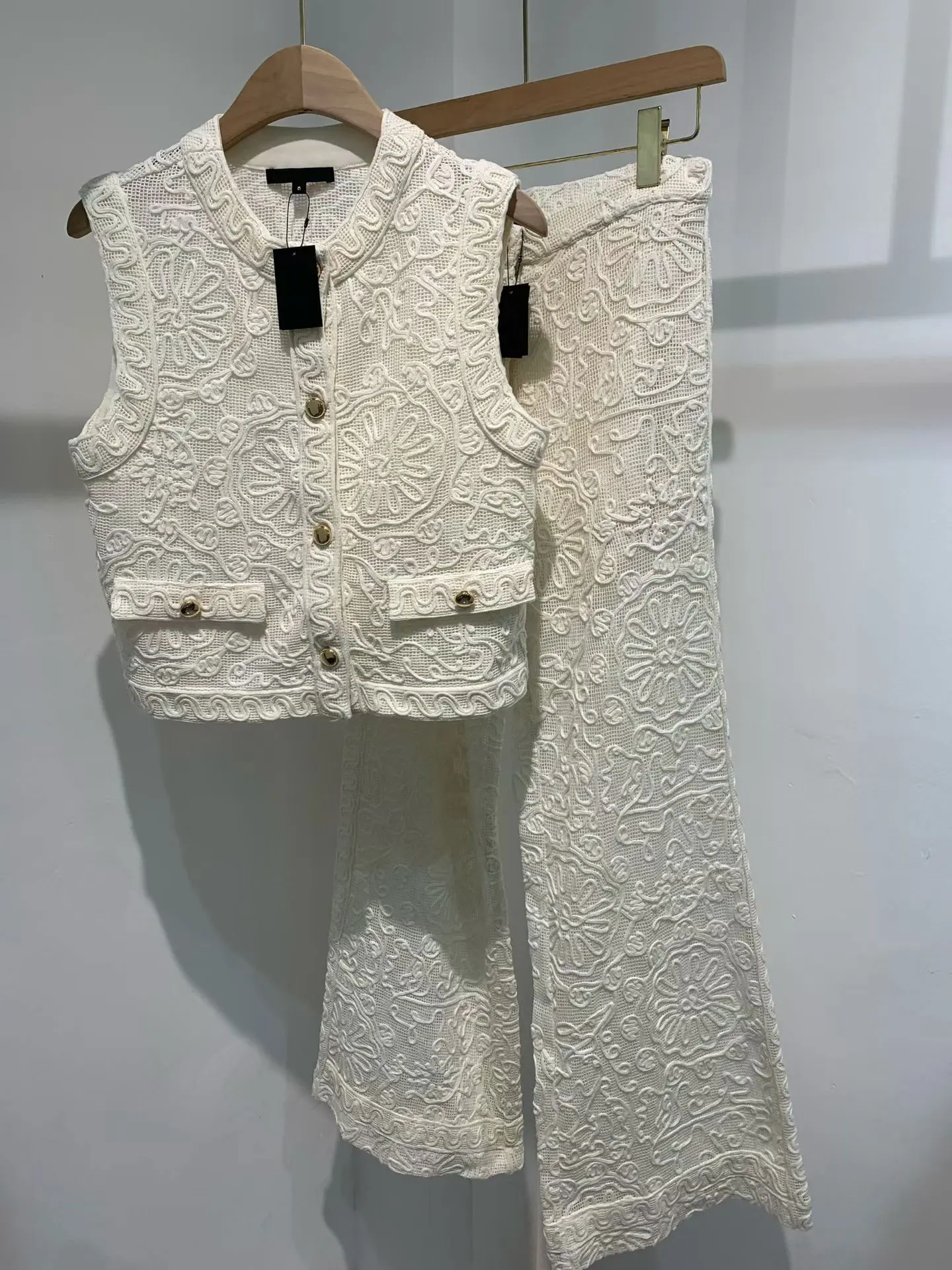 

Women Lace floral temperament set sleeveless single-breasted tops + high waist pants