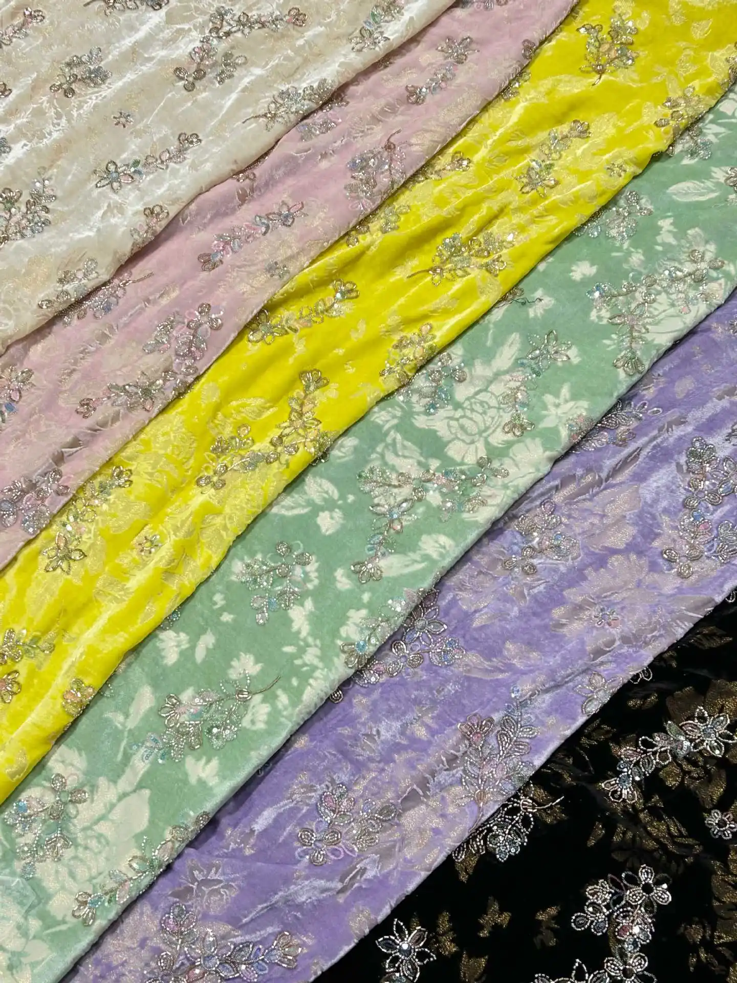 

Плотная 3D-ткань с жемчужными пайетками и вышивкой из бархатного жаккарда для пошива элитных платьев, жилетов, юбок и других предметов одежды.