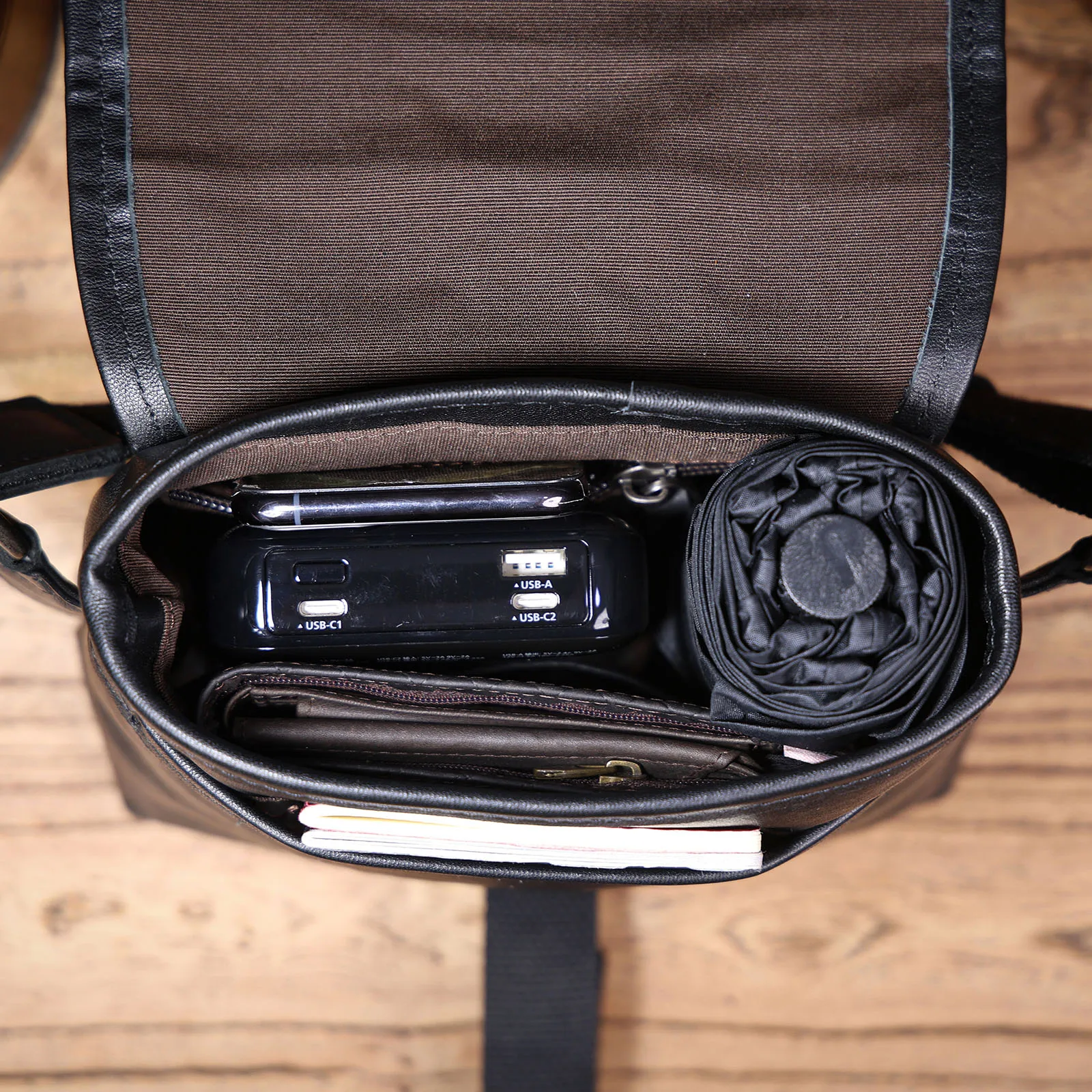 S.WORKER Modische Echtleder-Umhängetasche für Herren, Vollnarbig, Trendige Casual-Crossbody-Tasche, Mini-Umhängetasche für Handy und Schlüssel – Detail 23