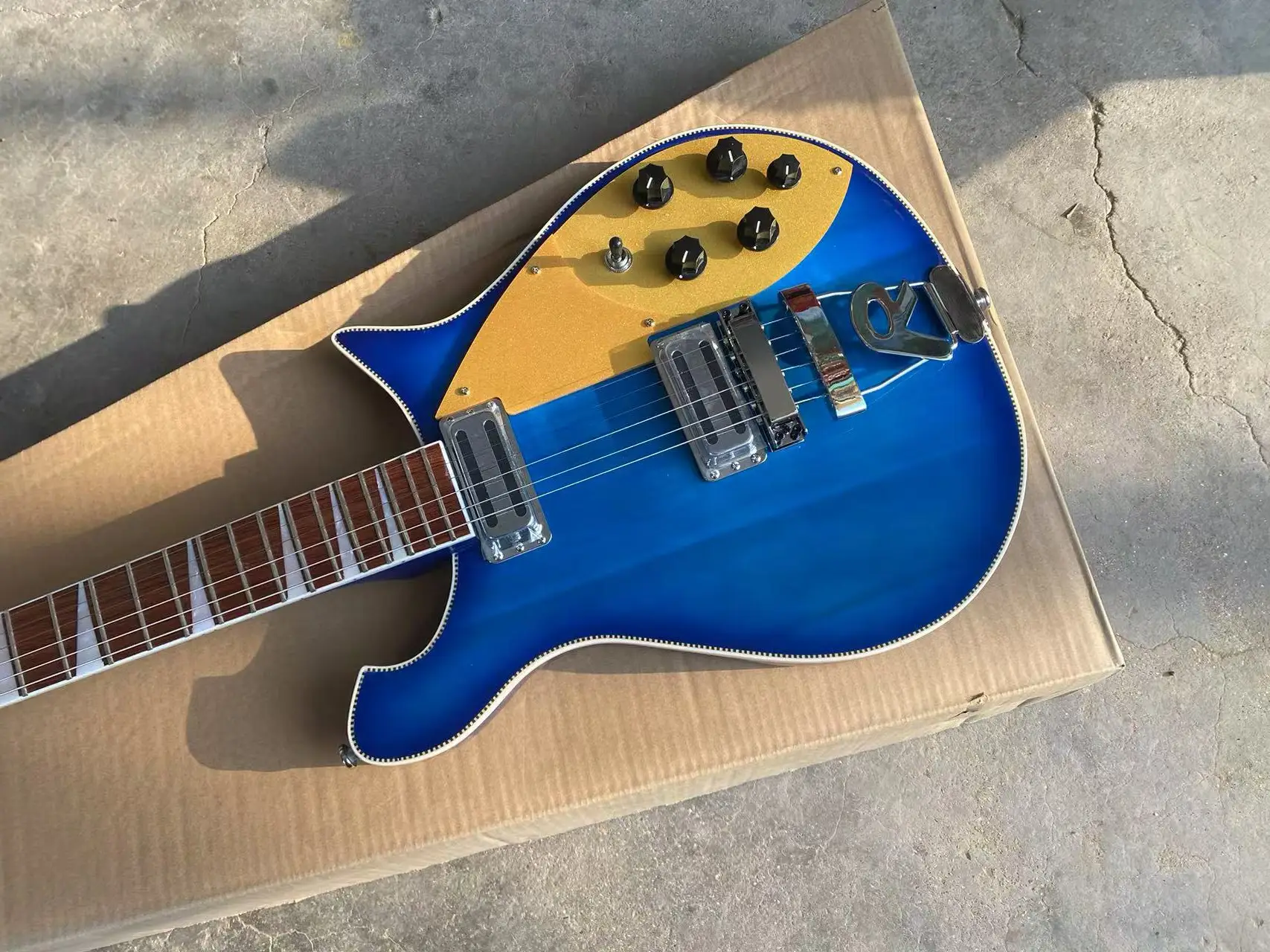 660 Electric Guitar 6 String Tailpiece Blue Color, "R" Shaped Bridge, Gold Pickguard, Checkerboard Binding Guitarra