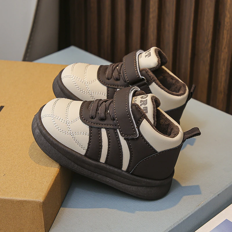 2025 شتاء جديد للأطفال أحذية رياضية الشتاء سميكة الدافئة حذاء كاجوال للبنين والبنات لينة سوليد عدم الانزلاق أحذية قطنية