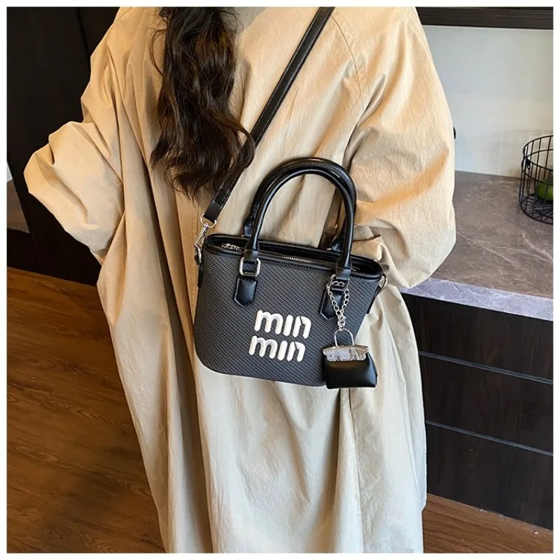 

Женская модная сумка через плечо в трендовом дизайне для молодых профессионалов, современная привлекательность с модным образом