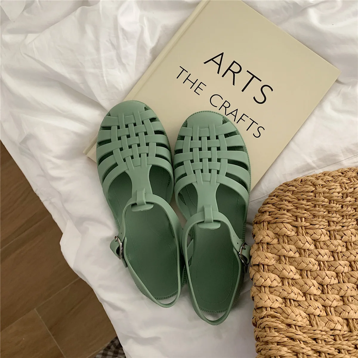 Summer 2025 Women Roman Jelly Sandals Retro Flat Transparent Crystal Beach Sandals Round Toe Casual Hollow Out Designer Shoes