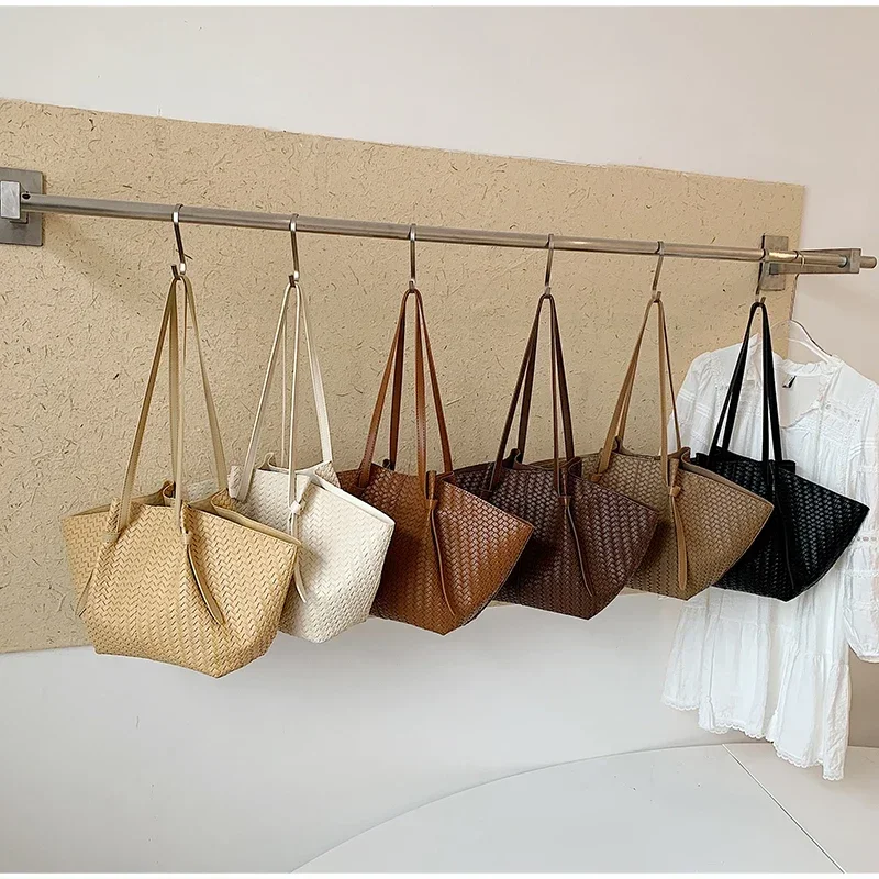 Strohgewebte Tragetasche im Wing-Stil, Designer-Umhängetasche für den Arbeitsweg, koreanische Sommer-Nischen-Handtasche mit großem Fassungsvermögen für Damen – Detail 14