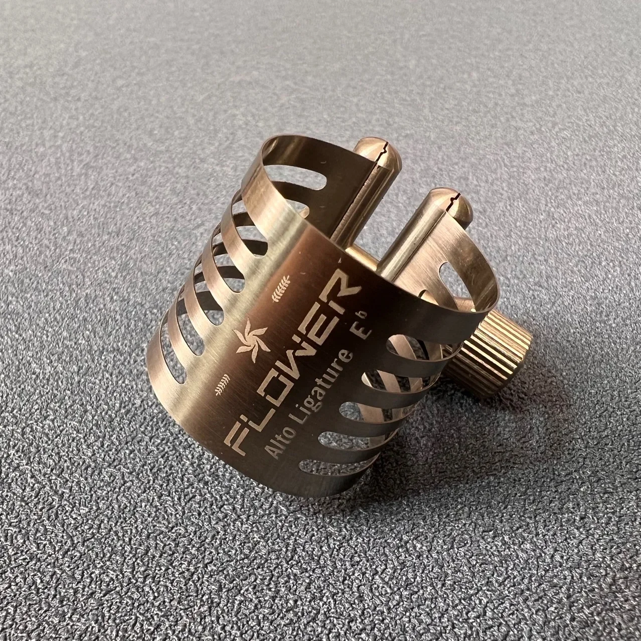 High quality saxophone clips are divided into three types: high, medium, and tenor.