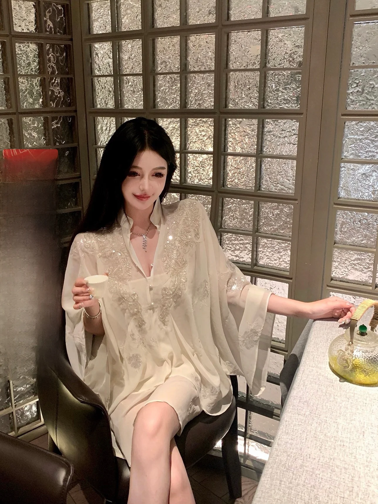 

Новый китайский комплект: пальто с вышивкой серебряными бусинами, топ и юбка. Модный женский комплект из двух предметов.