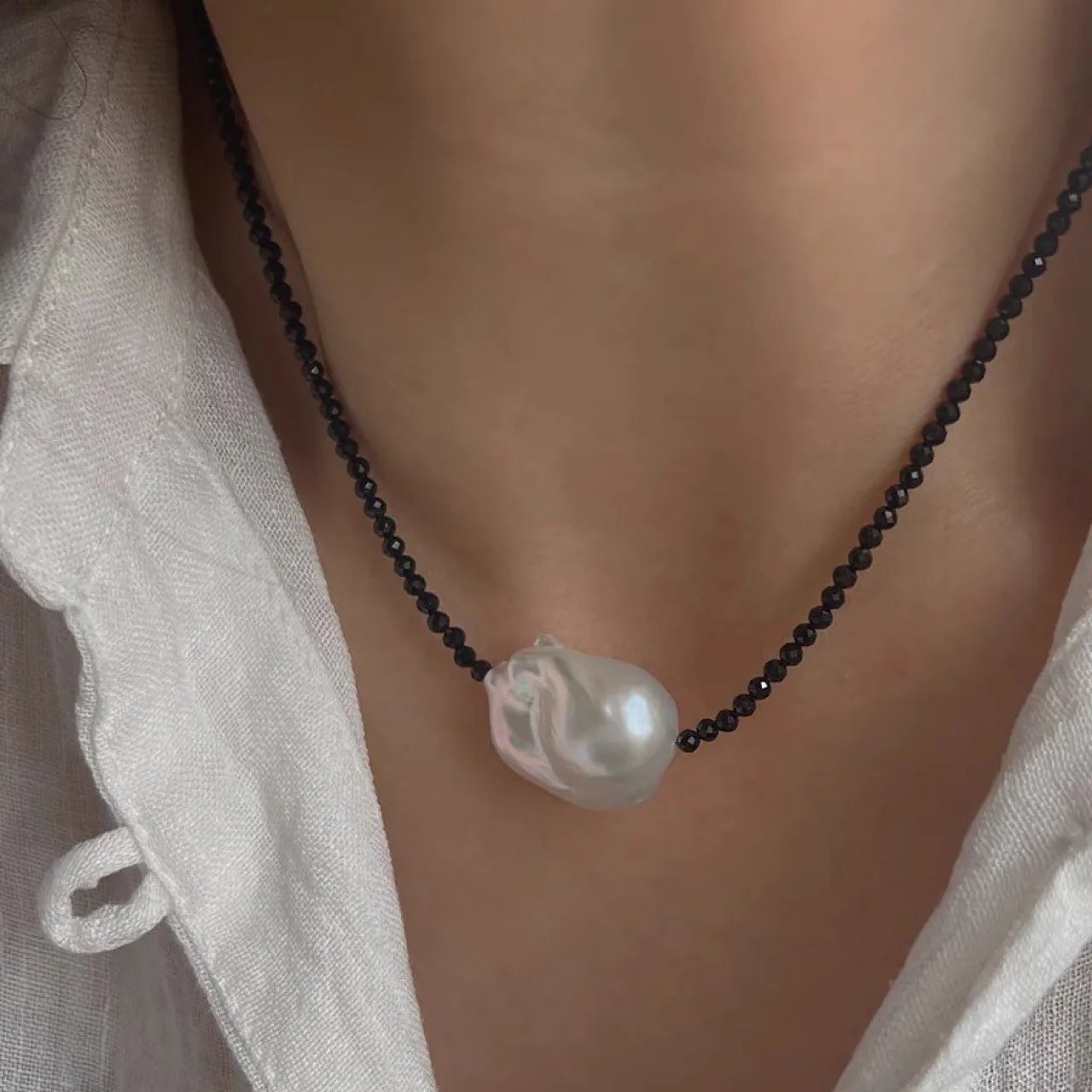 

Freshwater Pearl Black Crystal Necklace, Simple and Irregular Shaped Pearl Black Crystal Collarbone Chain