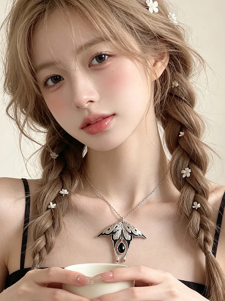 Unisex Dark Aesthetic Moth Necklace Jewelry Accessories Copper Alloy Material For Women Men Textured Wing Insect Pendant Teardro