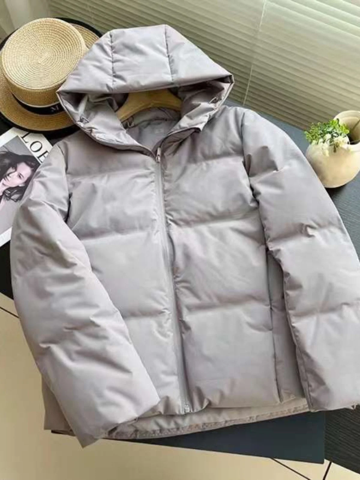 Zimowa damska kurtka puchowa z kapturem, ocieplana, biała, z puchu, prosta, do pracy, elegancka.