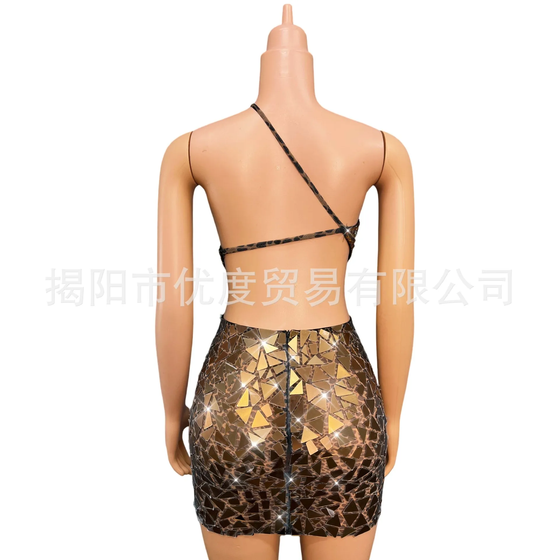 عدسات حجر الراين ذات التصميم المتخصص، تنانير مجوفة بدون ظهر، حفلات الكوكتيل وأعياد الميلاد، وحفلات السجادة الحمراء، وواقي القلب، فيستدو دي غالا