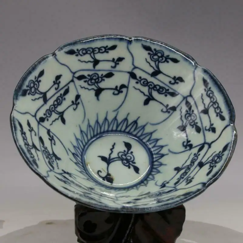 

Chinese Blue and White Porcelain Lotus Design Bowl 5.78 inch Nice Art Work